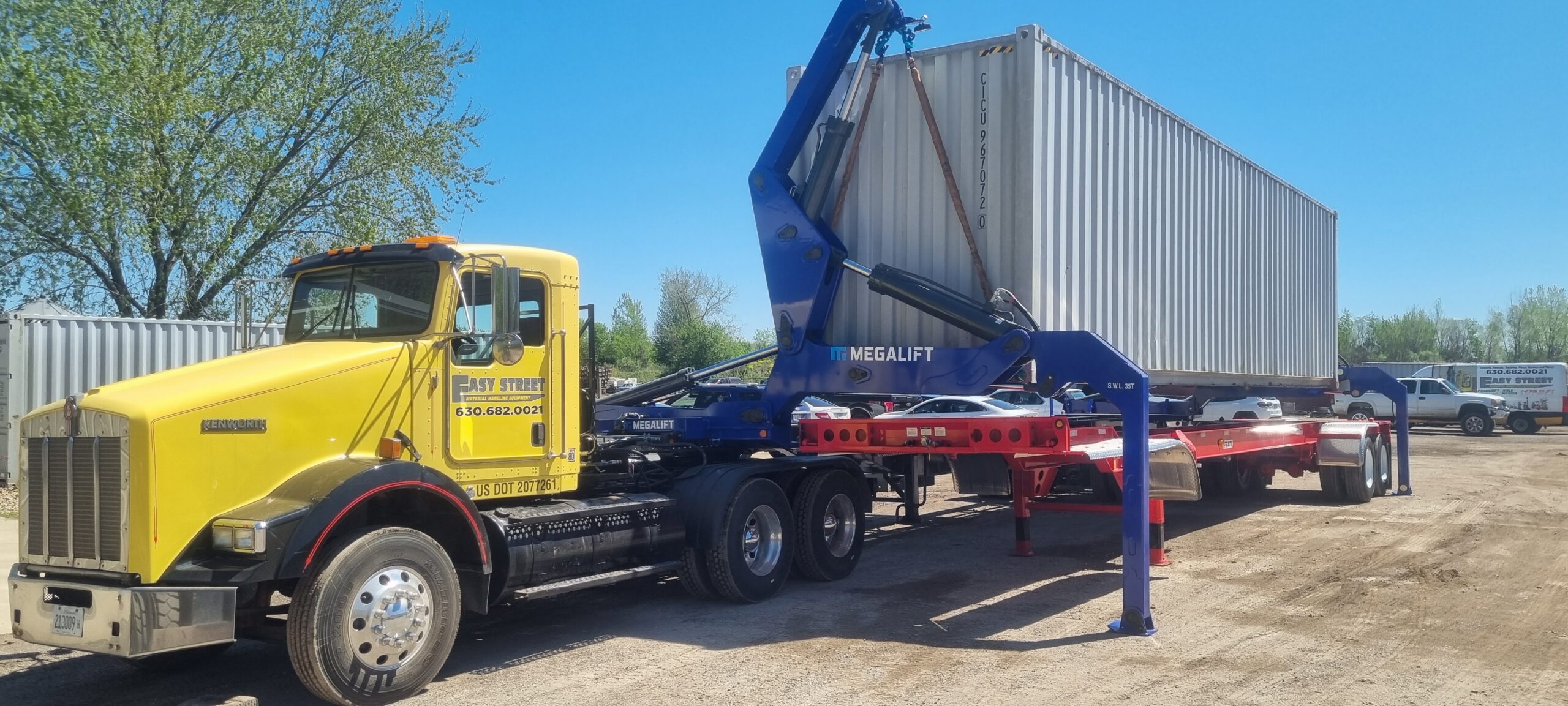 Megalift truck loading container